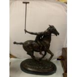 A LARGE BRONZE STATUE OF A POLO PLAYER ON A MARBLE BASE 54CM LENGTH (TAIL TO NOSE) X 60CM HEIGHT