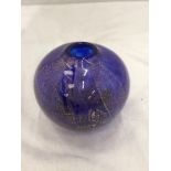 A ST JOHN'S, ISLE OF MAN STUDIO GLASS BLUE AND GOLD ROUND VASE, HEIGHT 7.5CM