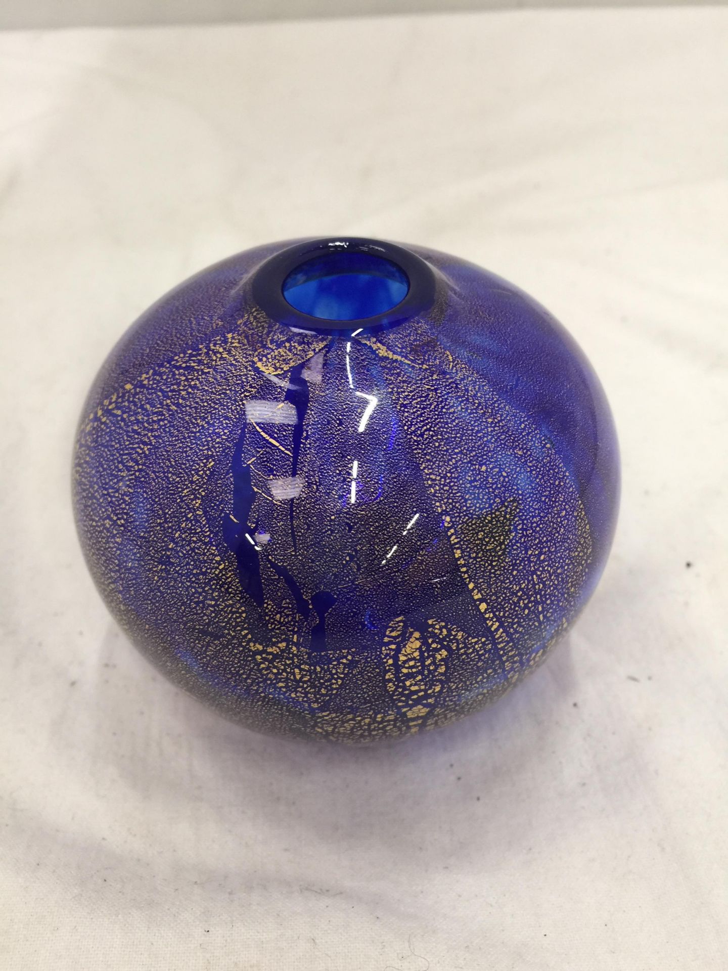 A ST JOHN'S, ISLE OF MAN STUDIO GLASS BLUE AND GOLD ROUND VASE, HEIGHT 7.5CM