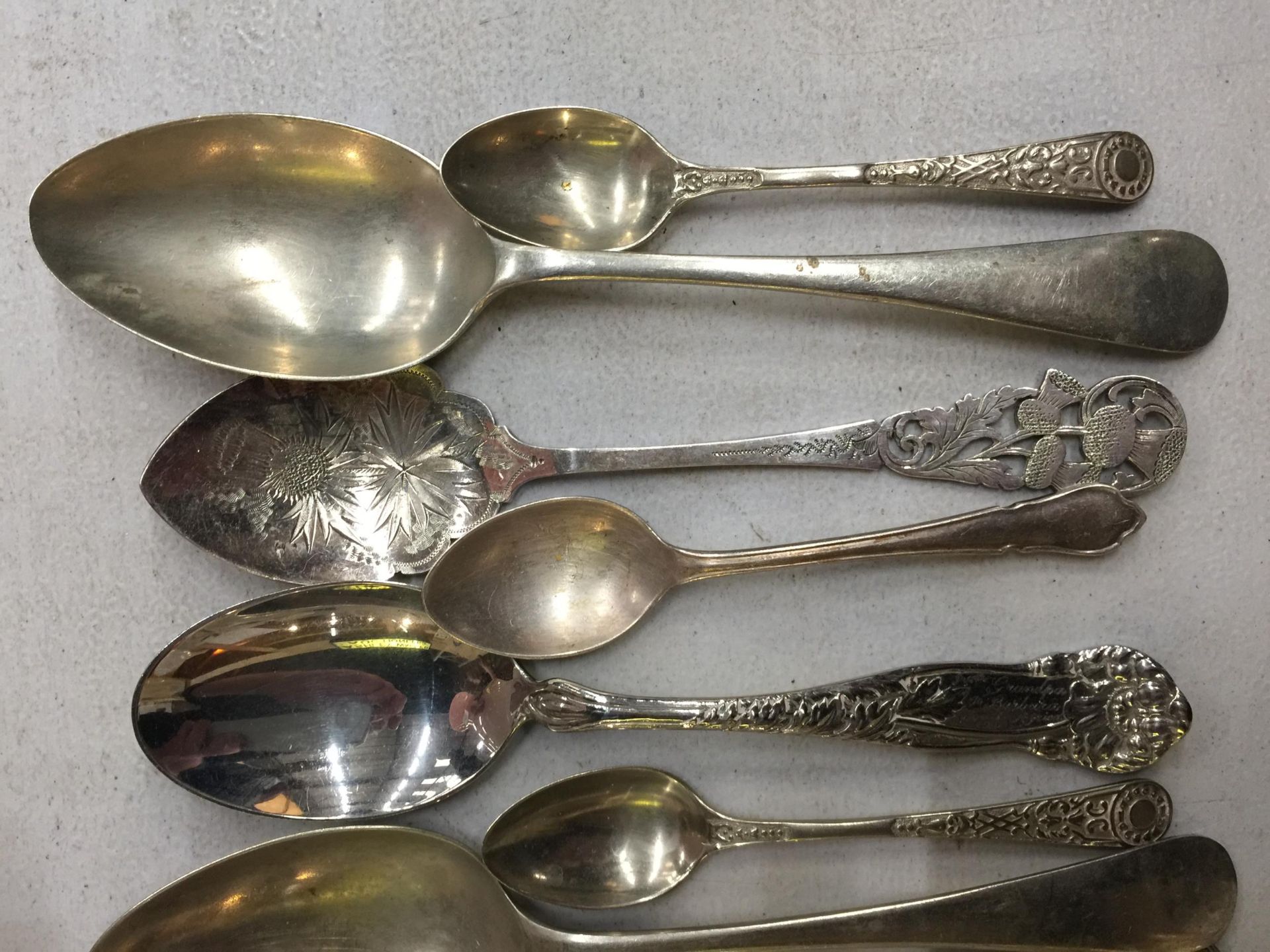 NINE VARIOUS SPOONS TO INCLUDE DECORATIVE SILVER PLATED EXAMPLES - Image 3 of 3