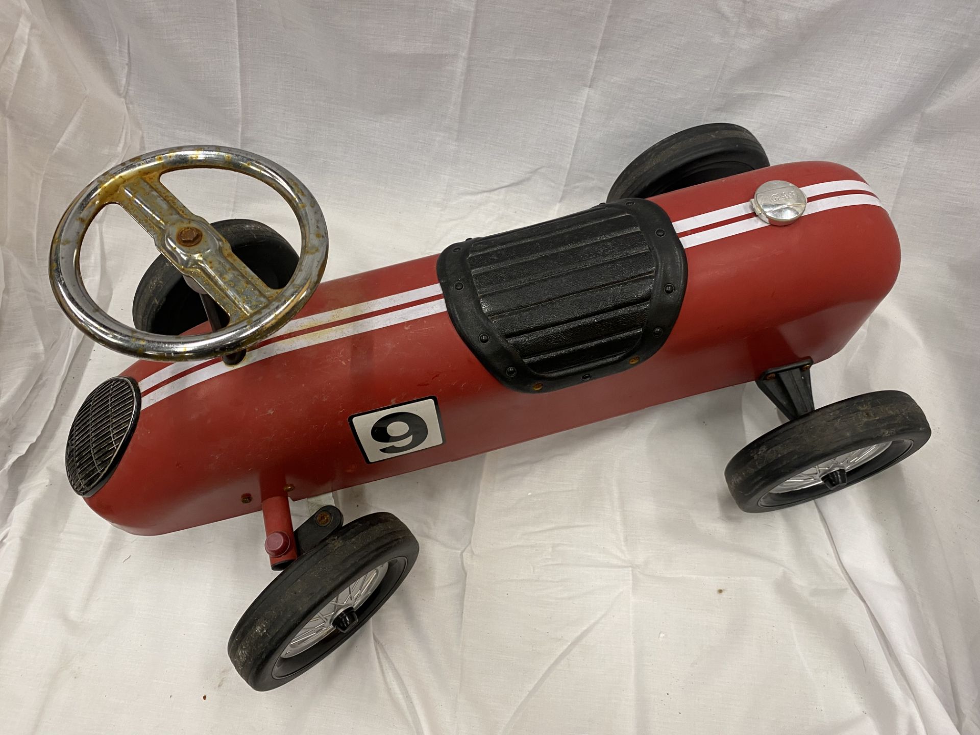 A VINTAGE CHILD'S RIDE-ON PUSH ALONG TIN RACING CAR WITH WORKING STEERING - Image 4 of 18