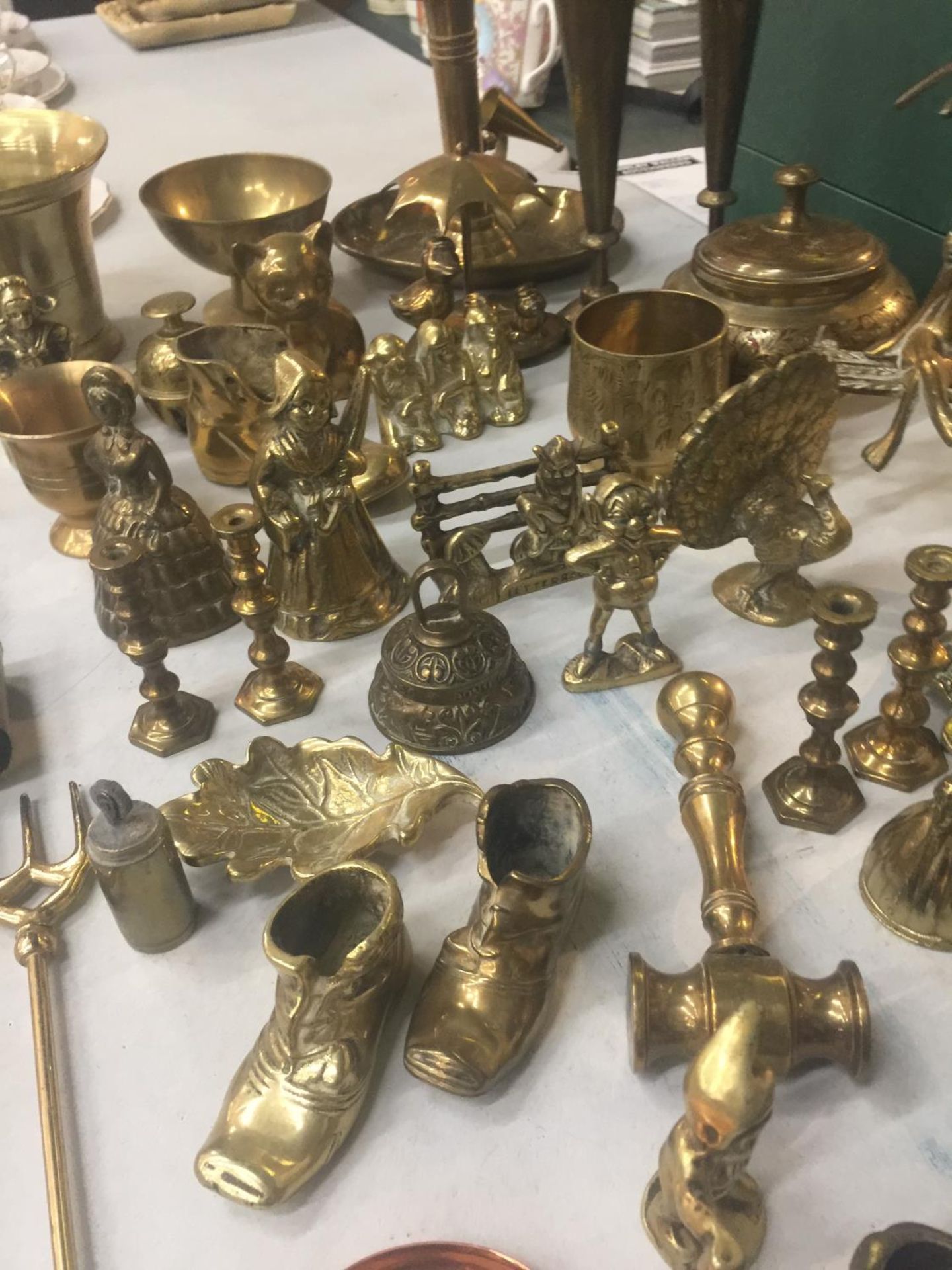 A LARGE QUANTITY OF BRASSWARE TO INCLUDE FIGURES, BELLS, BOWLS, CANDLESTICKS, ETC - Image 3 of 3