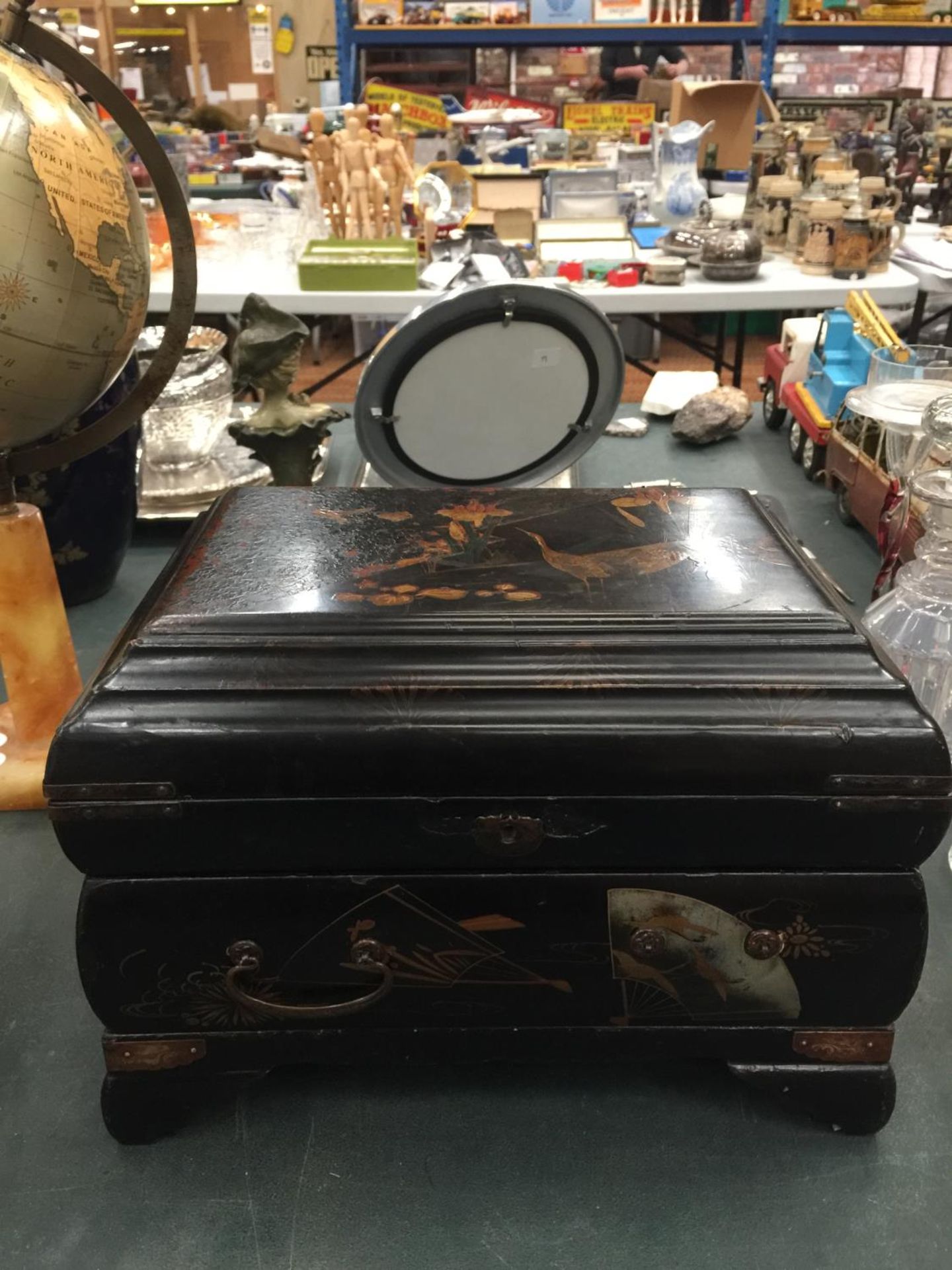 AN ORIENTAL STYLE BLACK LACQUERED BOX WITH DRAWER AND ORIENTAL DECORATION HEIGHT 22CM, LENGTH - Image 3 of 15