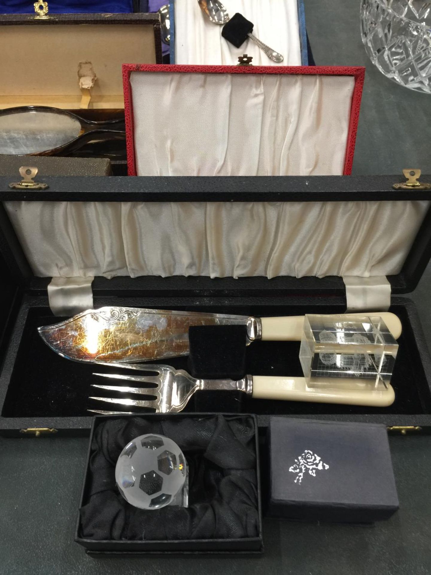 A QUANTITY OF VINTAGE FLATWARE INCLUDING SPOONS, SERVING SET, ETC, PLUS A BOXED SILVER PLATED GOBLET - Image 8 of 12