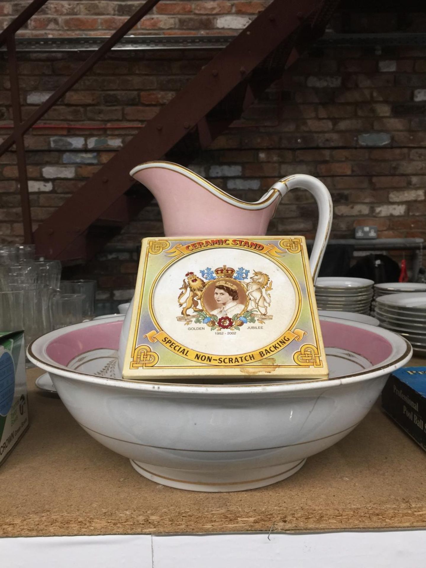 A LARGE WASHBOWL AND JUG - BOWL A/F PLUS A CERAMIC STAND COMMEMORATING THE QUEEN'S GOLDEN JUBILEE - Image 2 of 3