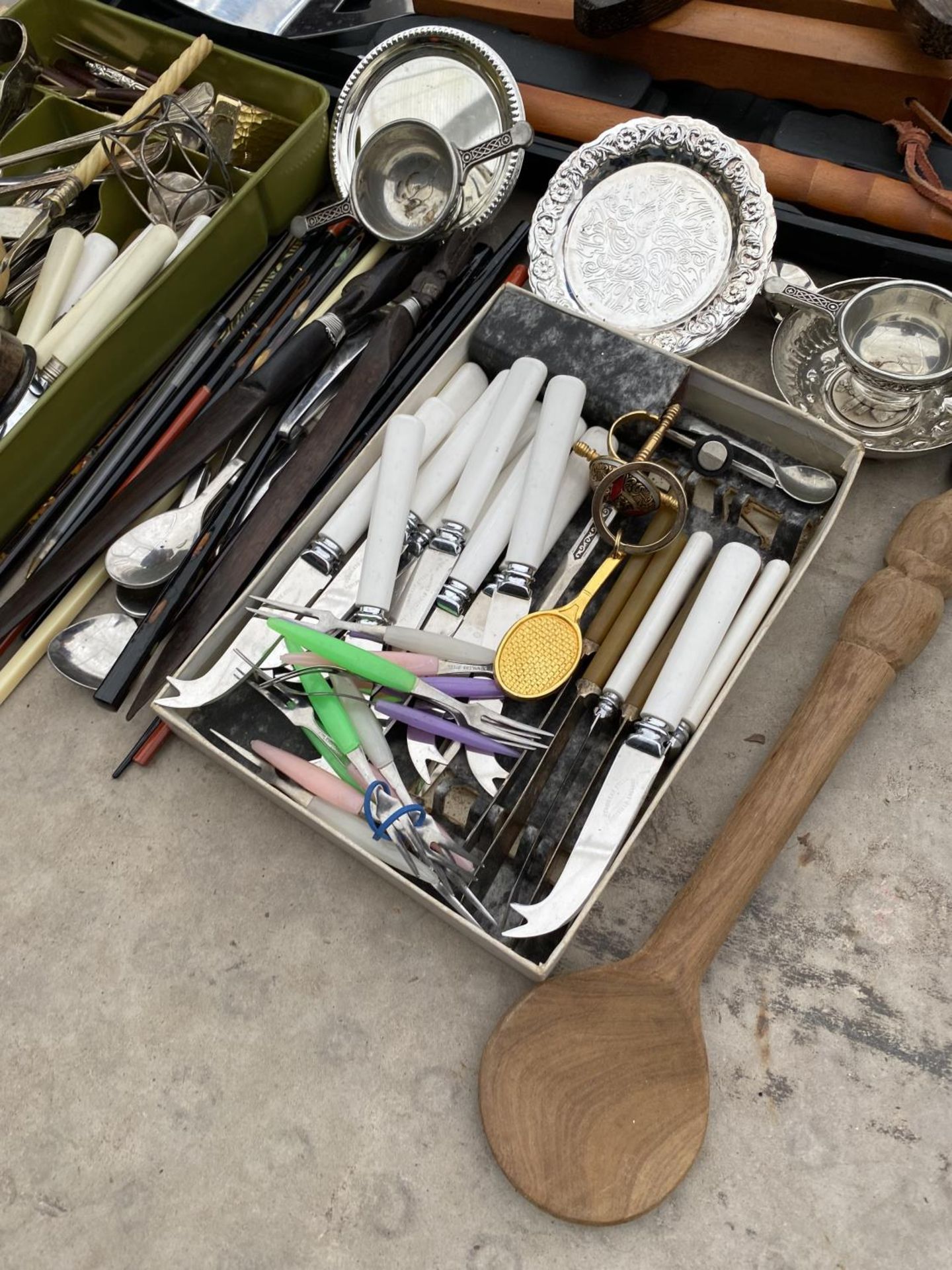 A LARGE ASSORTMENT OF FLATWARE TO INCLUDE A BBQ UTENSIL SET, KNIVES AND NAPKIN RINGS ETC - Image 2 of 4