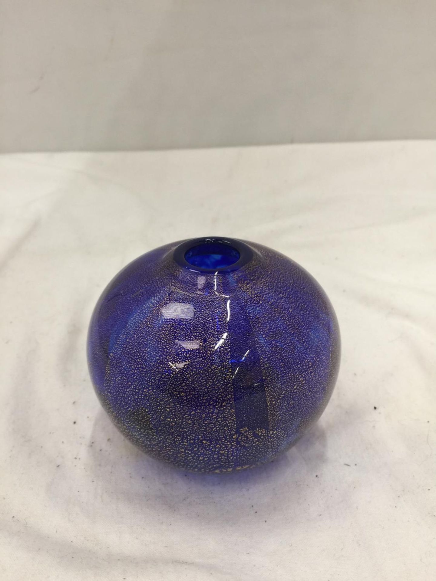 A ST JOHN'S, ISLE OF MAN STUDIO GLASS BLUE AND GOLD ROUND VASE, HEIGHT 7.5CM - Image 6 of 6