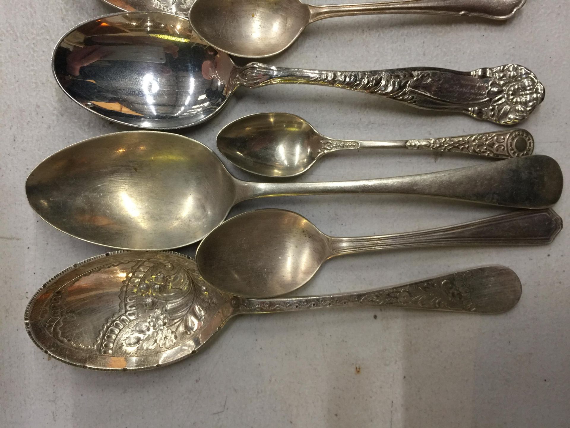 NINE VARIOUS SPOONS TO INCLUDE DECORATIVE SILVER PLATED EXAMPLES - Image 2 of 3