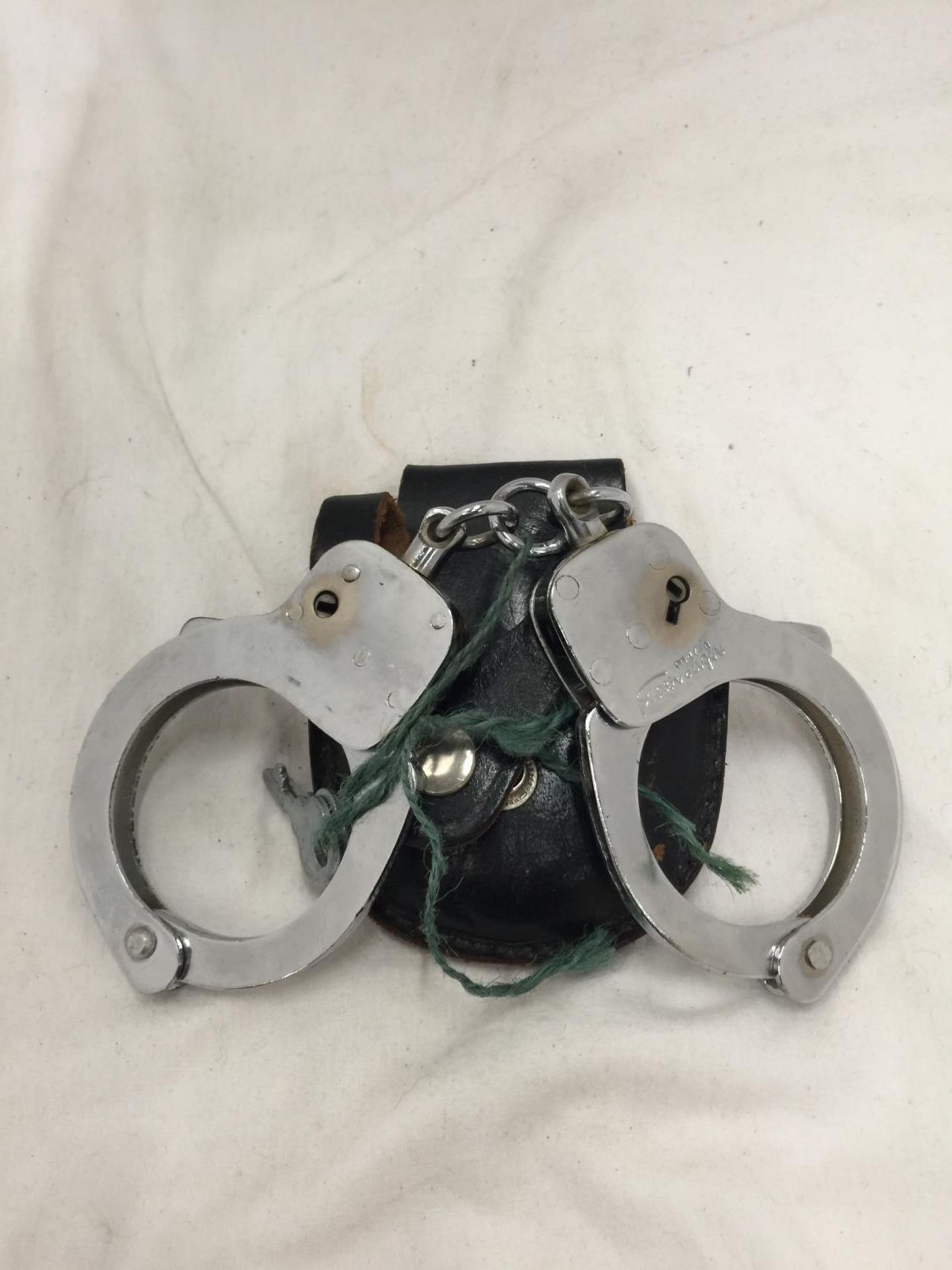 A PAIR OF HANDCUFFS WITH KEY IN A LEATHER POUCH - Image 6 of 6