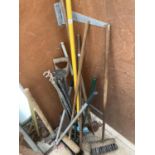 AN ASSORTMENT OF GARDEN TOOLS TO INCLUDE A SLEDGE HAMMER, DRAINING RODS AND SPADES ETC