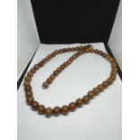 AN AMBER STYLE NECKLACE LENGTH 78 CM