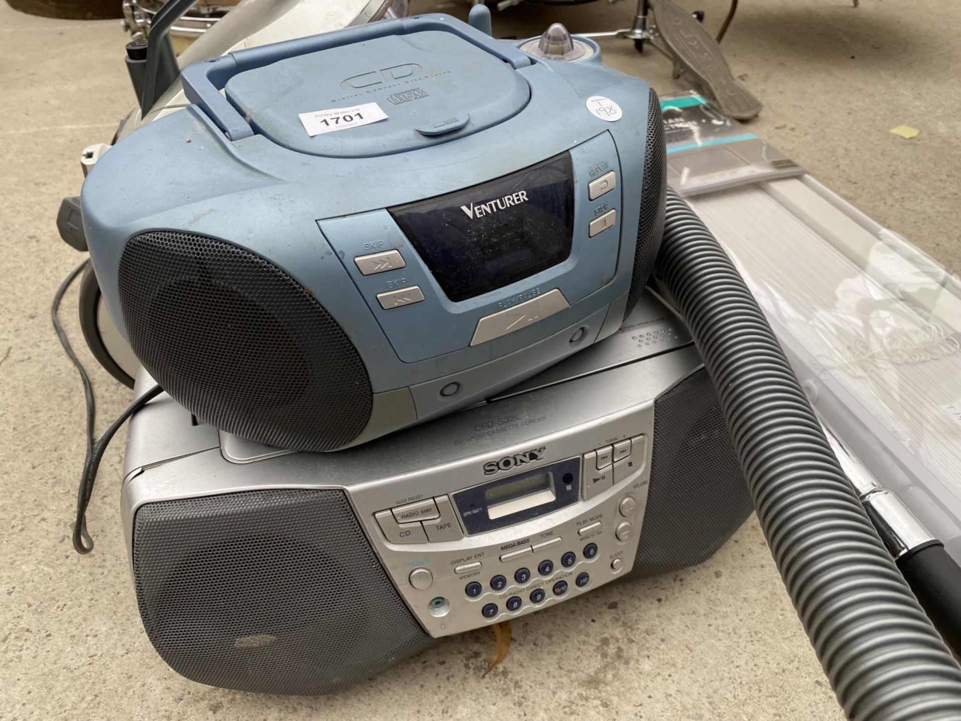 AN ASSORTMENT OF ITEMS TO INCLUDE A VACUUM CLEANER, TWO CD PLAYERS AND A BLIND ETC - Image 3 of 4