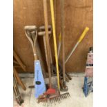 AN ASSORTMENT OF GARDEN TOOLS TO INCLUDE SHOVELS, SAWS AND RAKES ETC