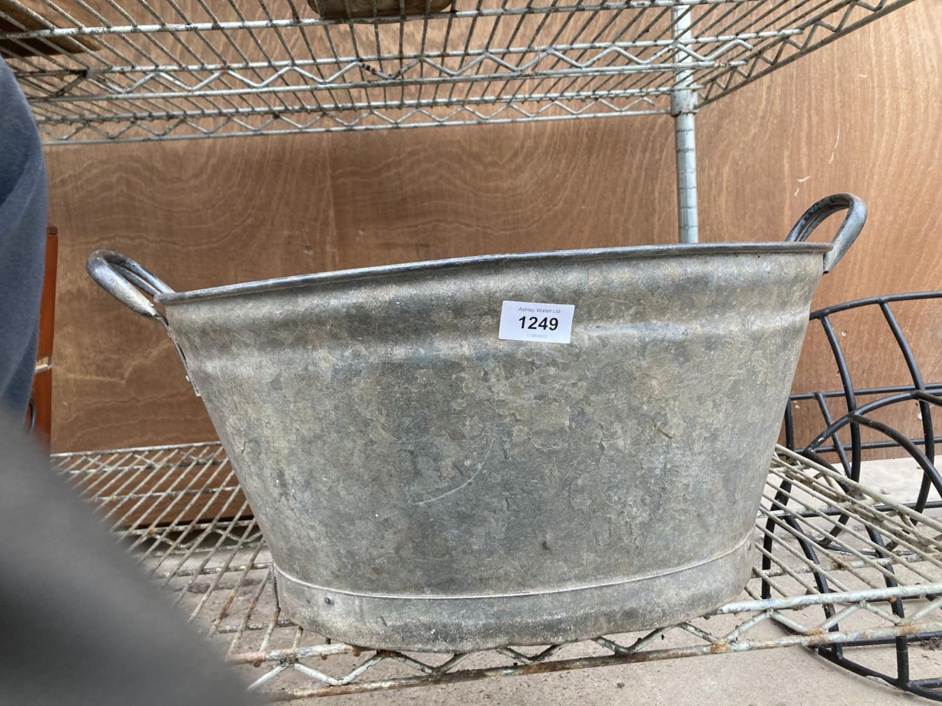 A VINTAGE GALVANISED TIN BATH - Image 3 of 8