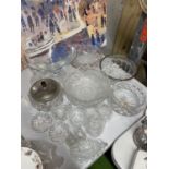 A LARGE AMOUNT OF GLASSWARE TO INCLUDE BOWLS, CANDLE HOLDERS, LIDDED POTS, JUGS, ETC