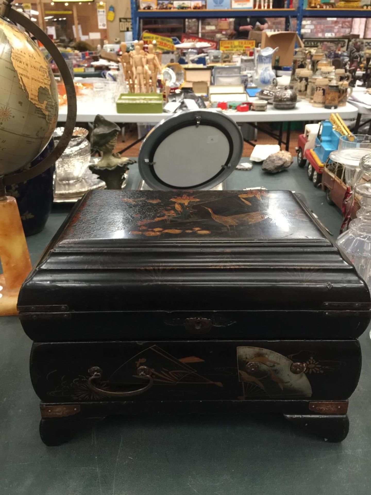 AN ORIENTAL STYLE BLACK LACQUERED BOX WITH DRAWER AND ORIENTAL DECORATION HEIGHT 22CM, LENGTH - Image 2 of 15
