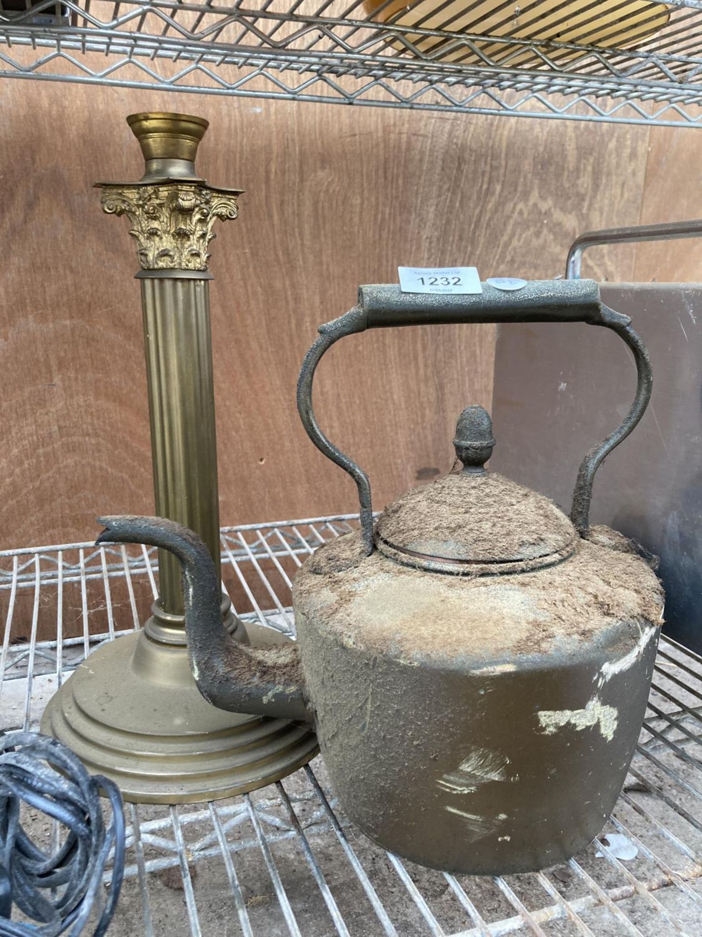 A VINTAGE COPPER KETTLE AND A BRASS CANDLESTICK