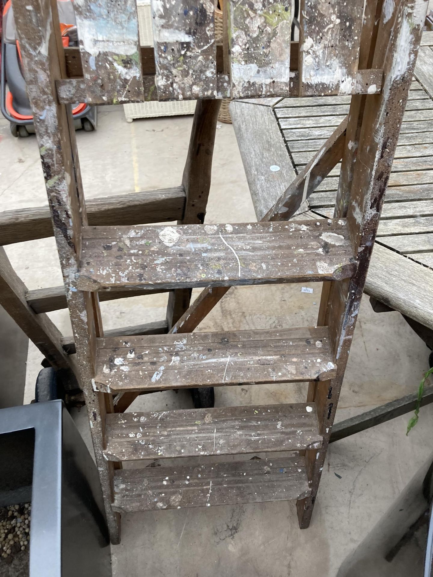 A VINTAGE WOODEN FOUR RUNG STEP LADDER - Image 2 of 3