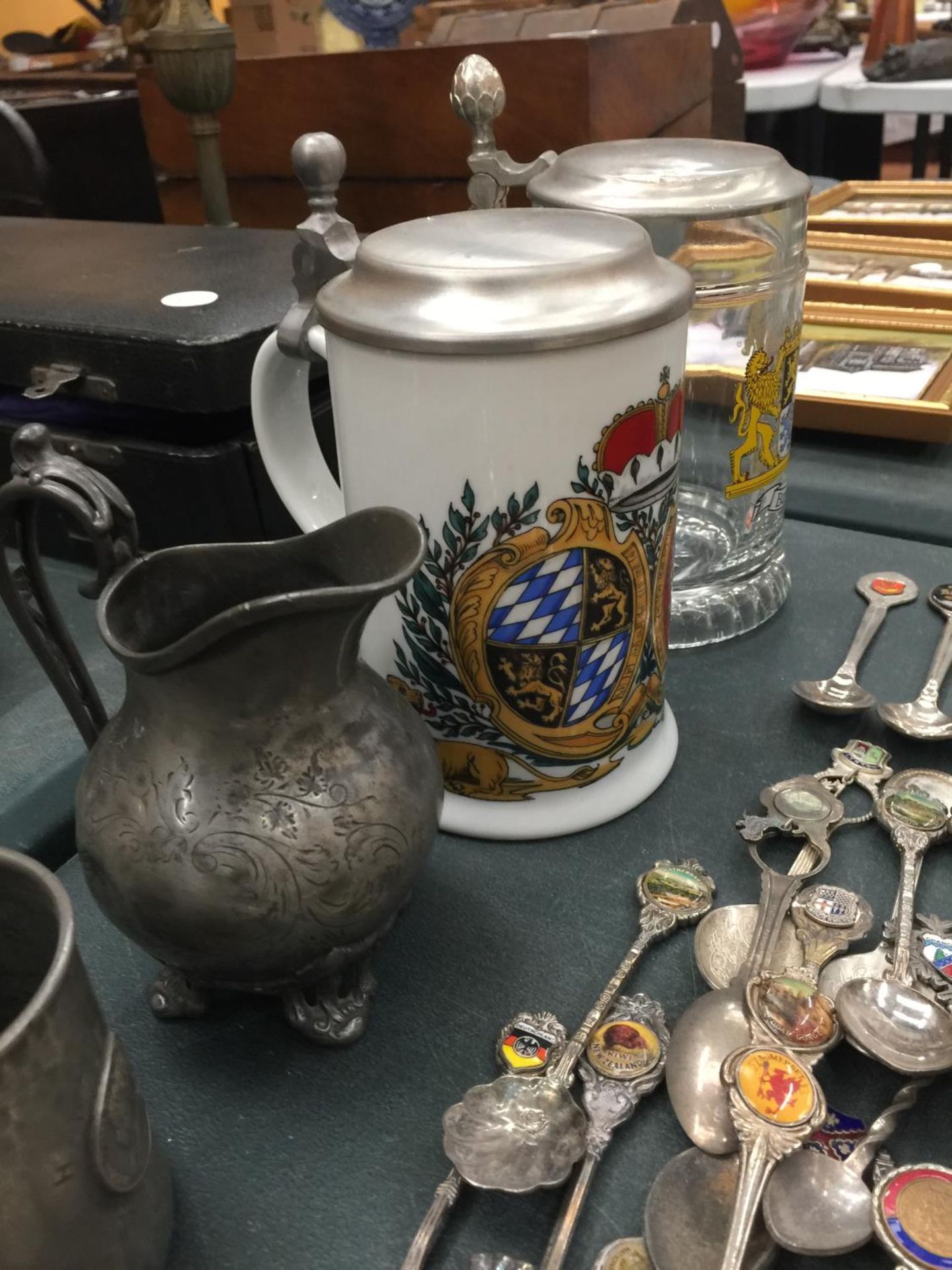 A LARGE QUANTITY OF COLLECTABLE TEA SPOONS, PEWTER AND LIDDED TANKARDS - Image 6 of 6