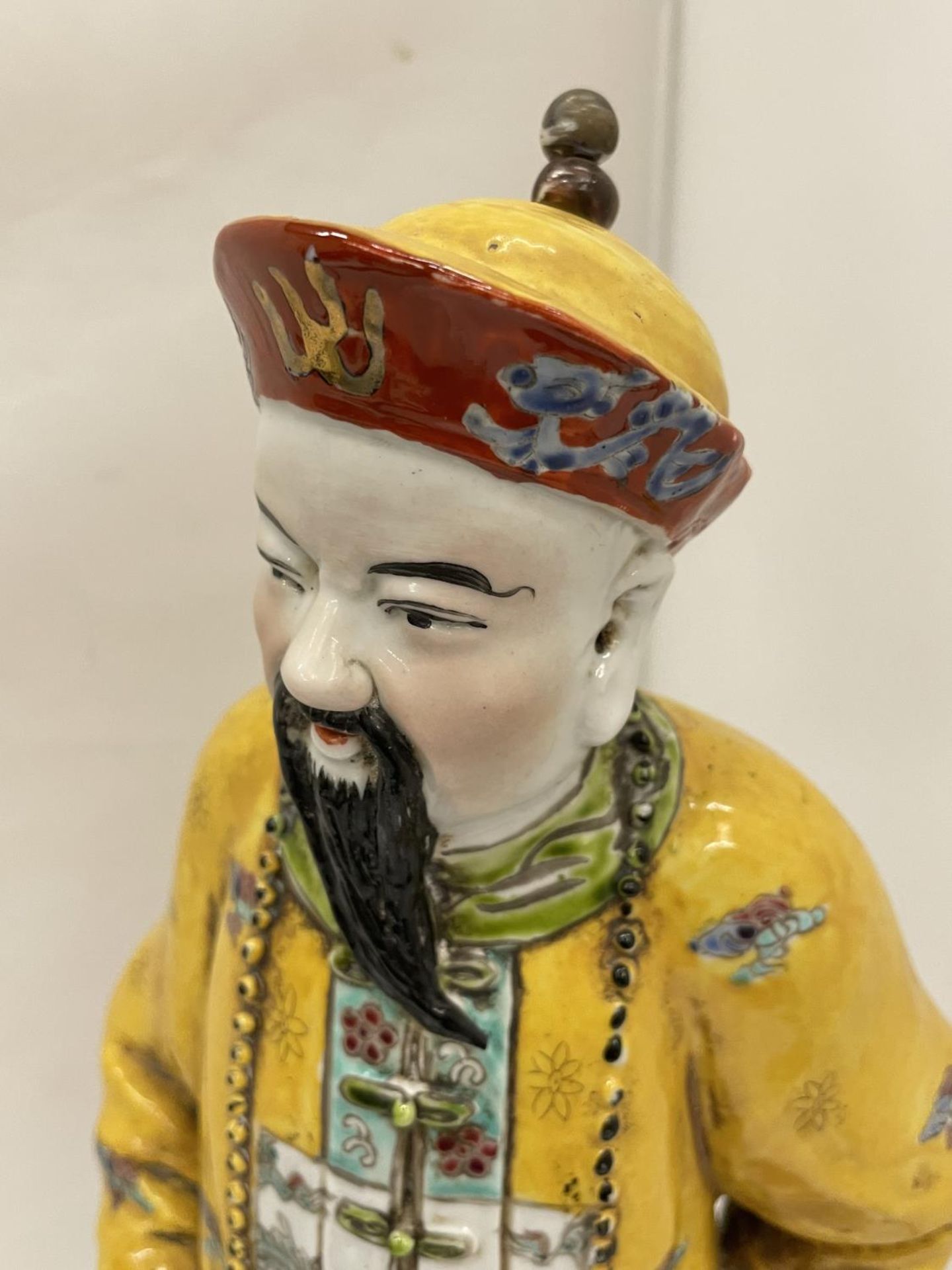 AN ORIENTAL FIGURE ON A WOODEN BASE - Image 2 of 5