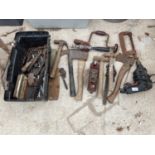 AN ASSORTMENT OF VINTAGE HAND TOOLS TO INCLUDE AXES, WOOD PLAN AND BRACE DRILLS ETC