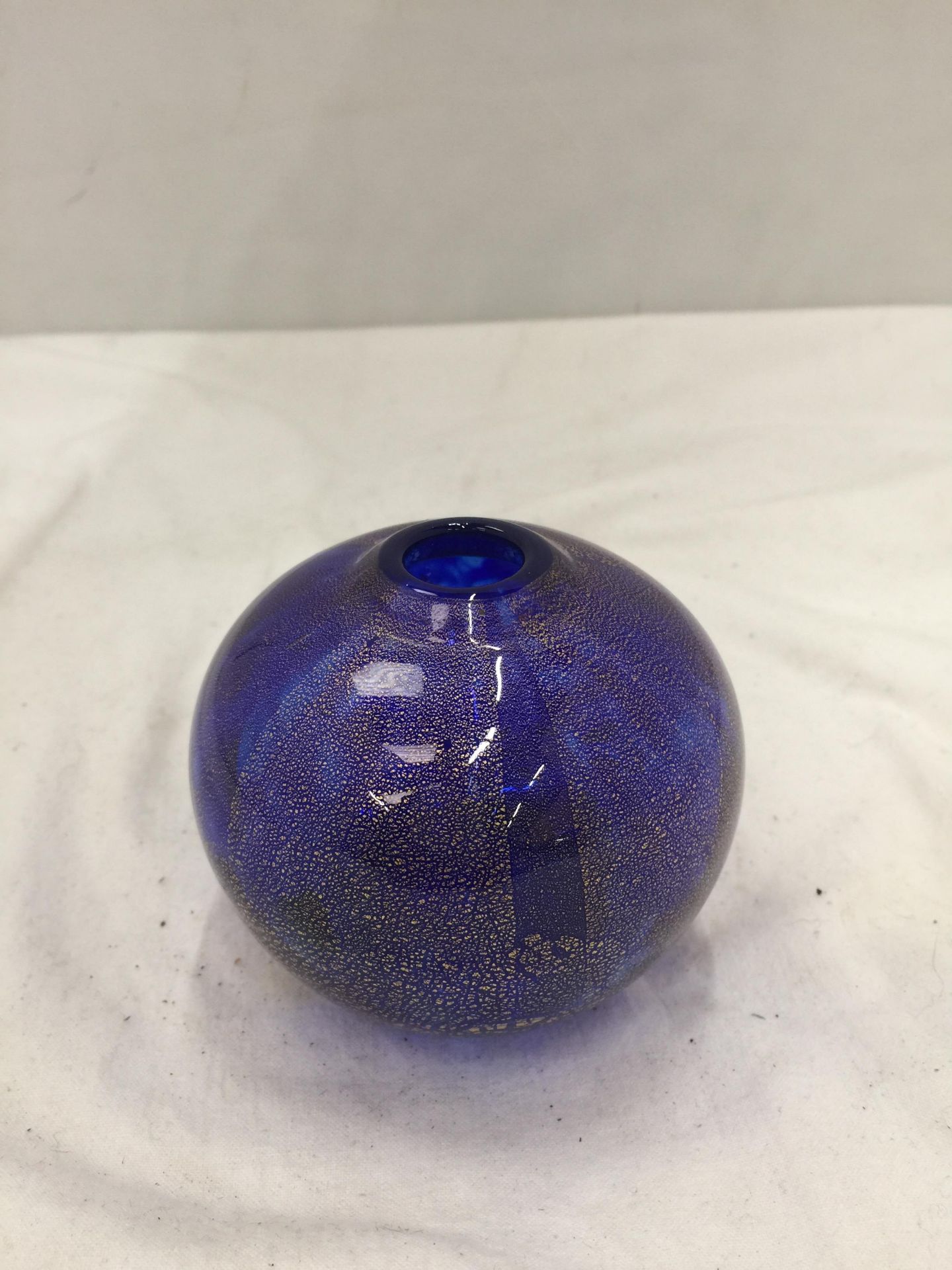 A ST JOHN'S, ISLE OF MAN STUDIO GLASS BLUE AND GOLD ROUND VASE, HEIGHT 7.5CM - Image 4 of 6