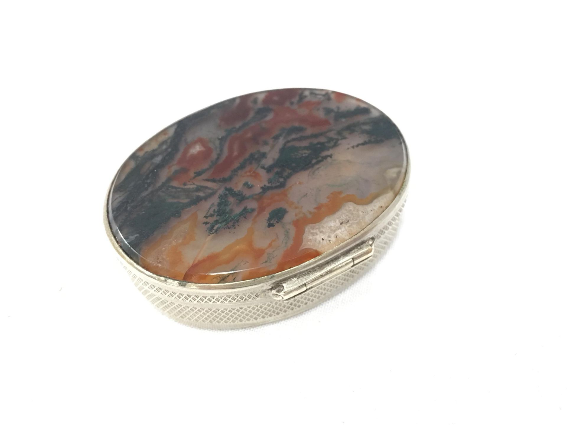 A SILVER PLATE AND AGATE PILL BOX - Image 2 of 6