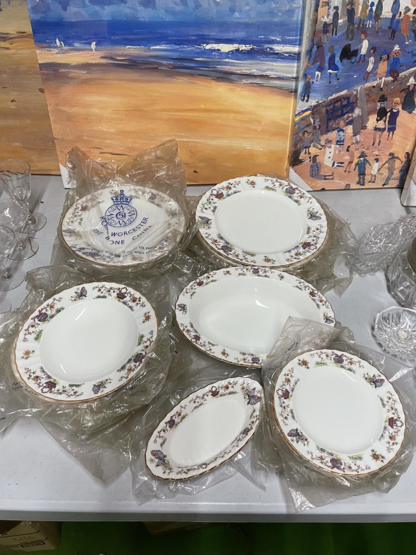A COLLECTION OF ROYAL WORCESTER 'PEKIN' PLATES AND BOWLS, ETC WITH THE ROYAL WORCESTER PROTECTIVE