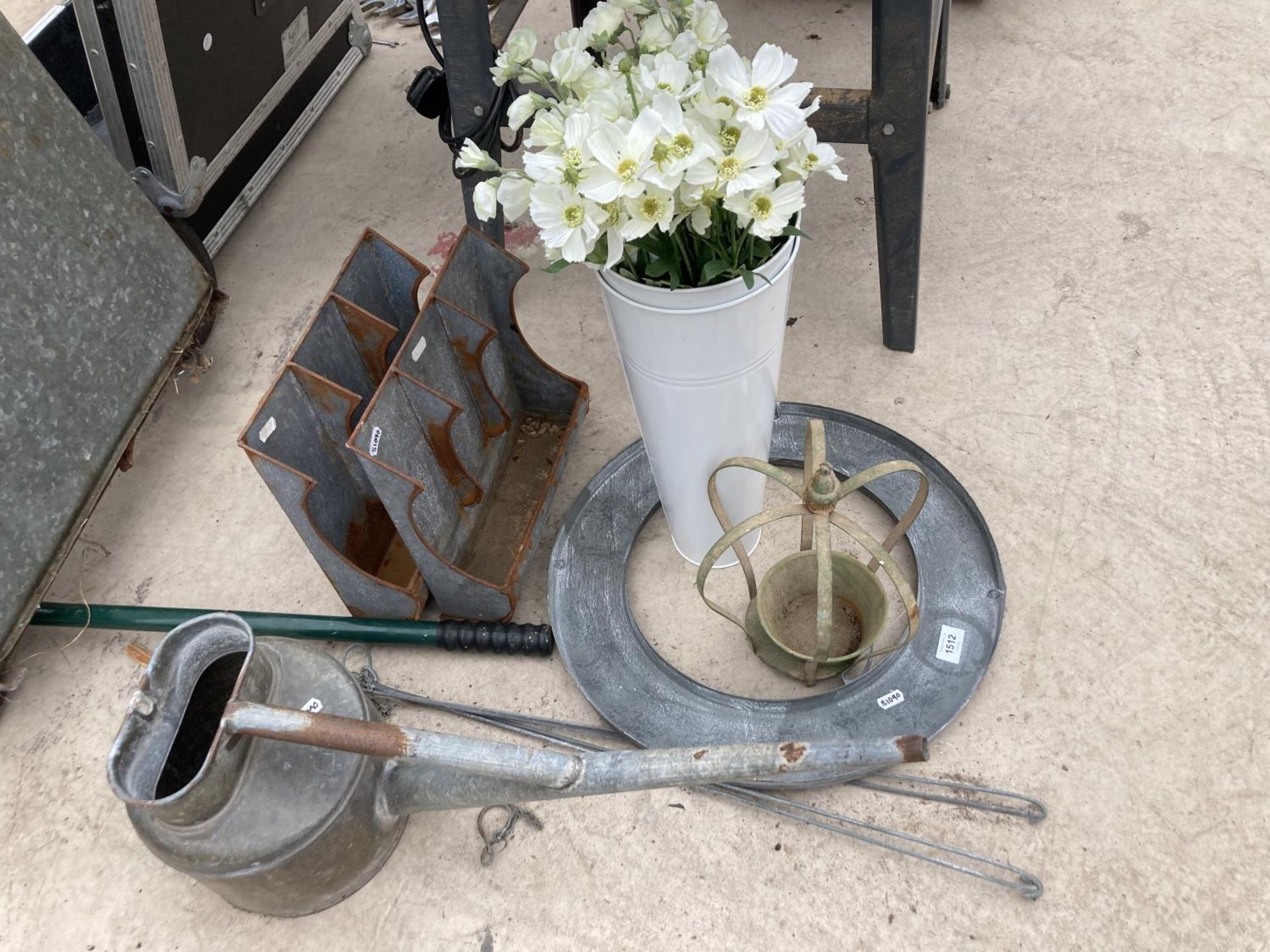 AN ASSORTMENT OF VINTAGE ITEMS TO INCLUDE A GALVANISED WATERING CAN, TWO VASES AND TWO WALL