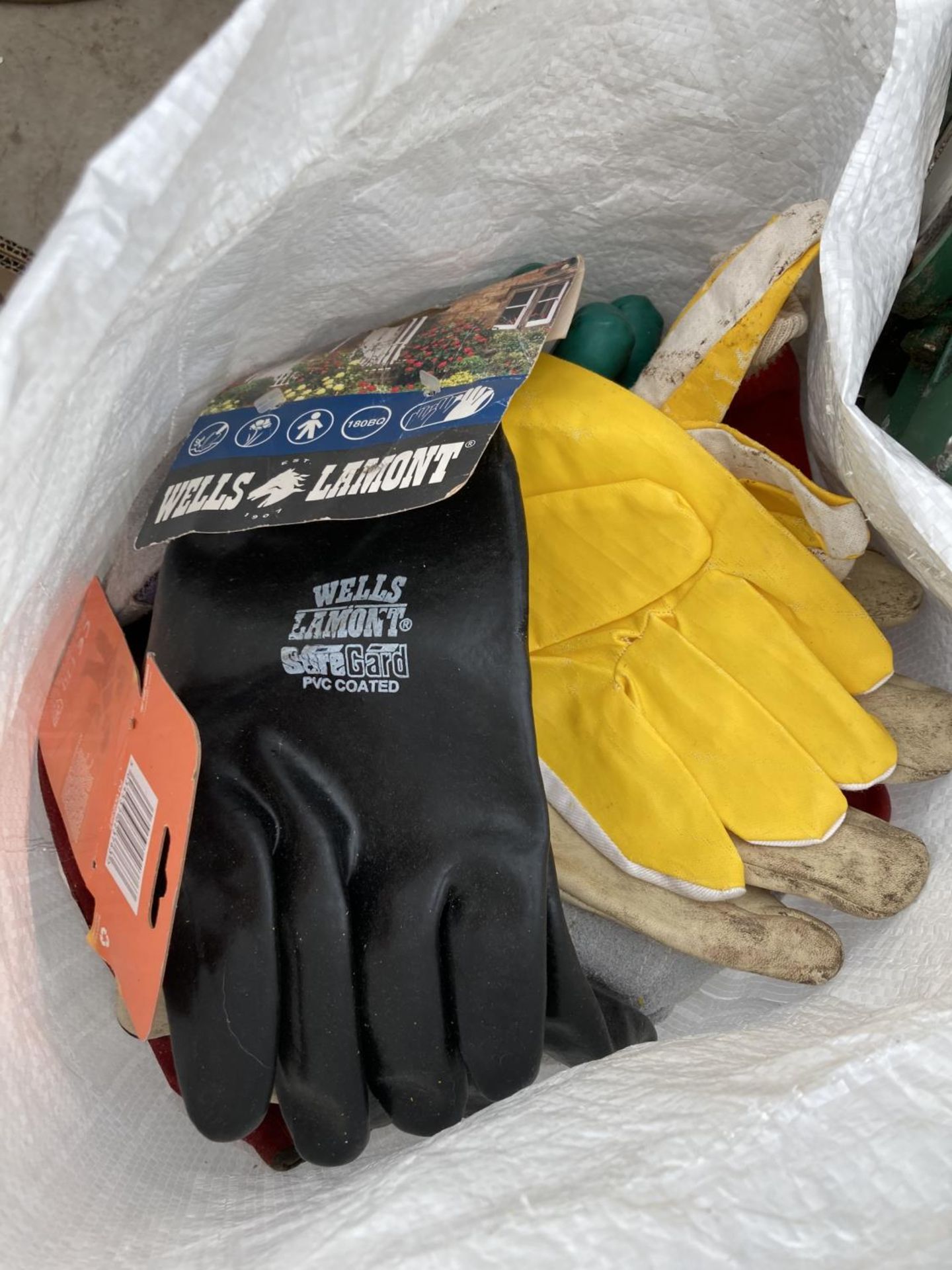 AN ASSORTMENT OF ITEMS TO INCLUDE A BLUE AND WHITE GINGER JAR, AN ASSORTMENT OF GLOVES AND A CERAMIC - Image 4 of 6