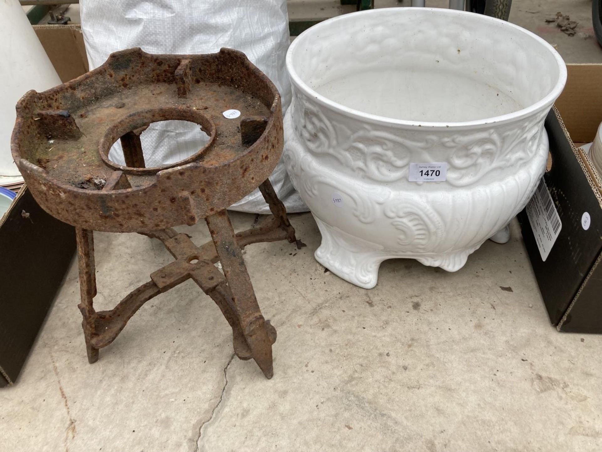 AN ASSORTMENT OF ITEMS TO INCLUDE A BLUE AND WHITE GINGER JAR, AN ASSORTMENT OF GLOVES AND A CERAMIC - Image 2 of 6