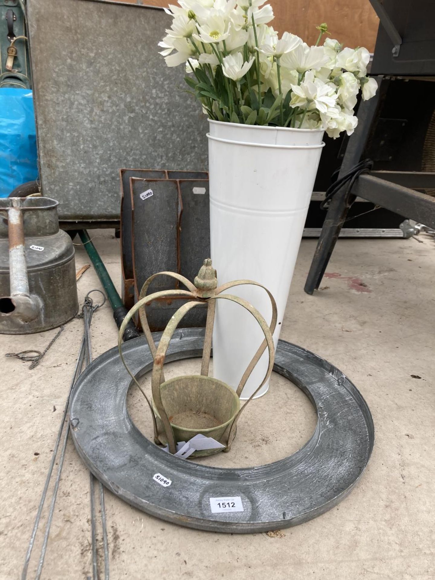 AN ASSORTMENT OF VINTAGE ITEMS TO INCLUDE A GALVANISED WATERING CAN, TWO VASES AND TWO WALL - Image 2 of 3