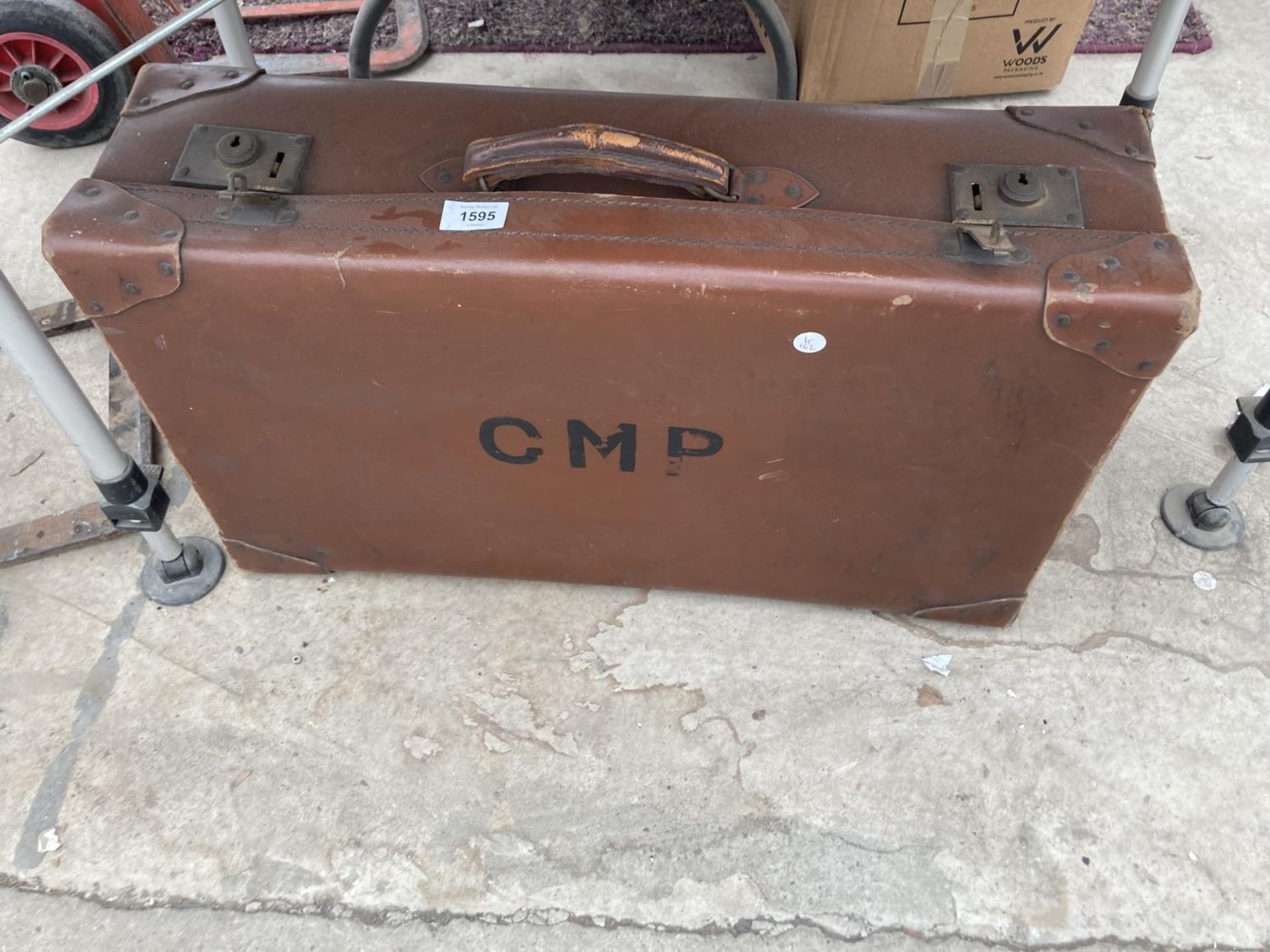 A VINTAGE LEATHER TRAVEL CASE BEARING THE INITIALS 'CMP'