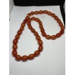AN AMBER CHERRY NECKLACE APPROXIMATELY 40 CM LONG