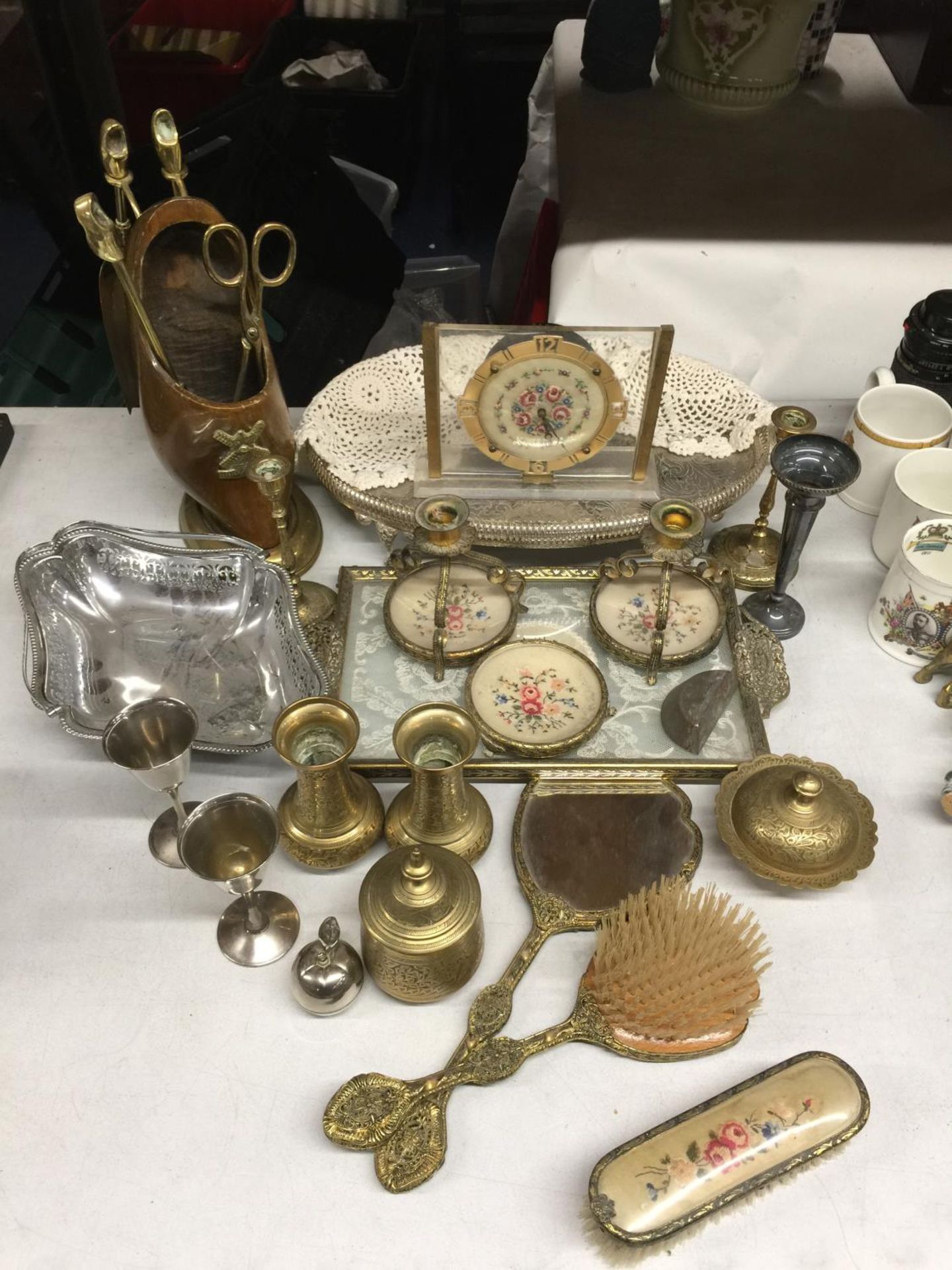 A QUANTITY OF BRASS AND SILVER PLATED WARE TO INCLUDE A TAPESTRY BACKED DRESSING TABLE SET ON A