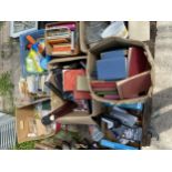 AN ASSORTMENT OF HOUSEHOLD CLEARANCE ITEMS TO INCLUDE BOOKS AND CERAMICS