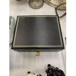 A MIRRORED JEWELLERY BOX WITH CONTENTS INCLUDING BANGLES, BEADS, NECKLACES, EARRINGS, ETC