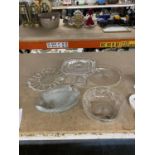 A COLLECTION OF GLASSWARE TO INCLUDE PLATES IN THE SHAPE OF FISHES, BOWL, CAKE STAND, ETC