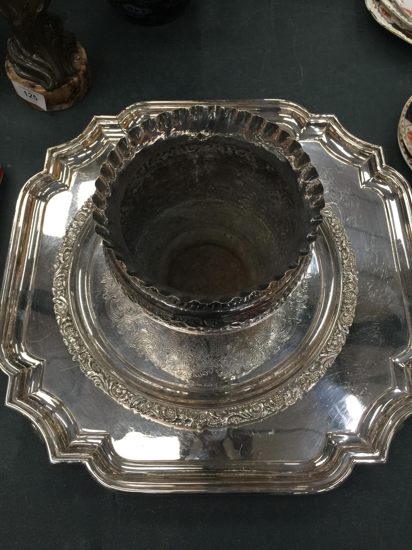 A LARGE BARKER ELLIS FOOTED SILVER PLATED TRAY DIAMETER 36CM, A SMALLER ENGRAVED TRAY AND AN ASIAN - Image 7 of 9