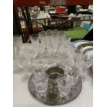 A QUANTITY OF GLASSWARE TO INCLUDE A LARGE BOWL, TRAY WITH TUMBLERS, WINE GLASSES, ETC