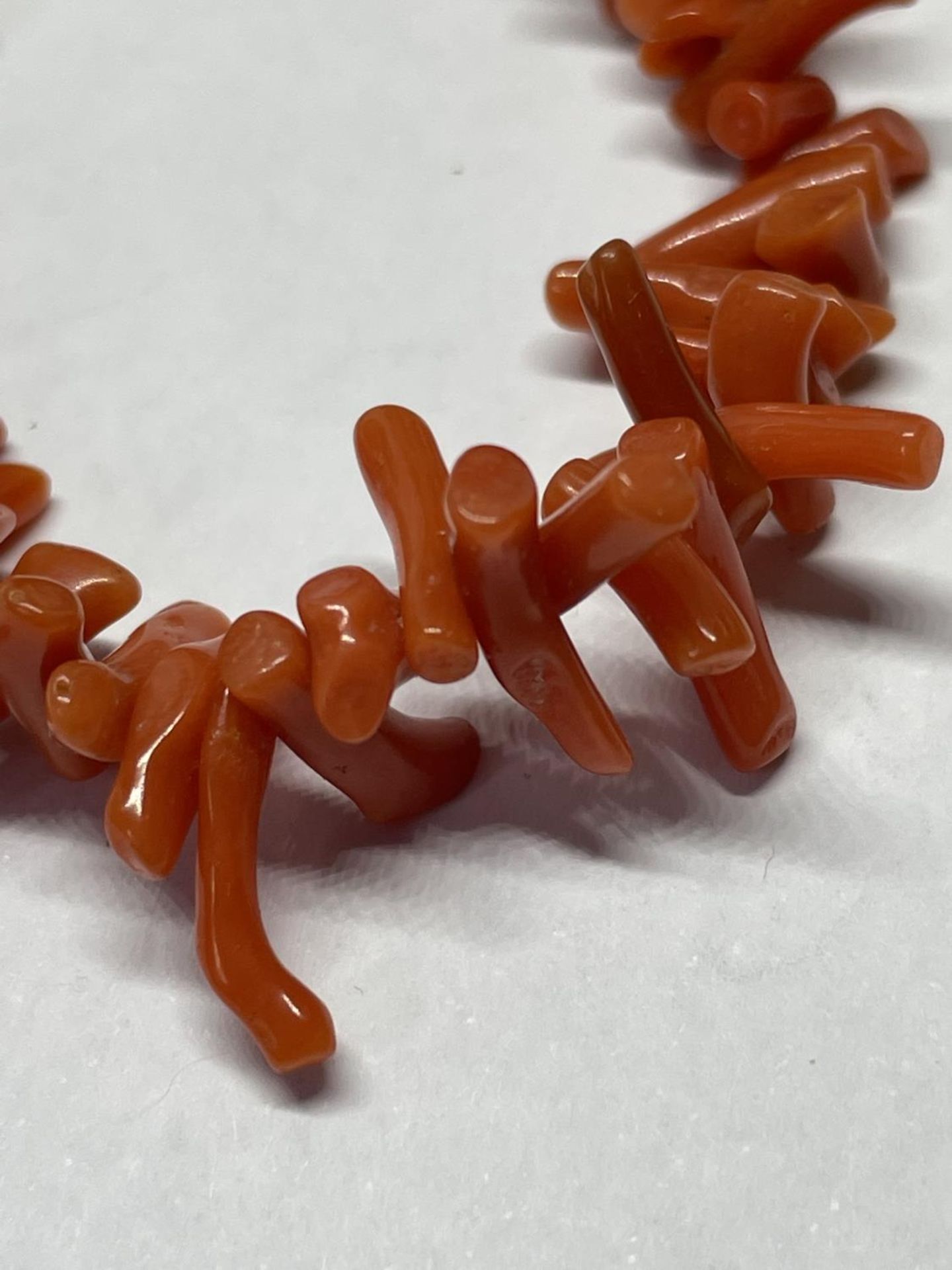 A CORAL NECKLACE IN A PRESENTATION BOX - Image 4 of 6