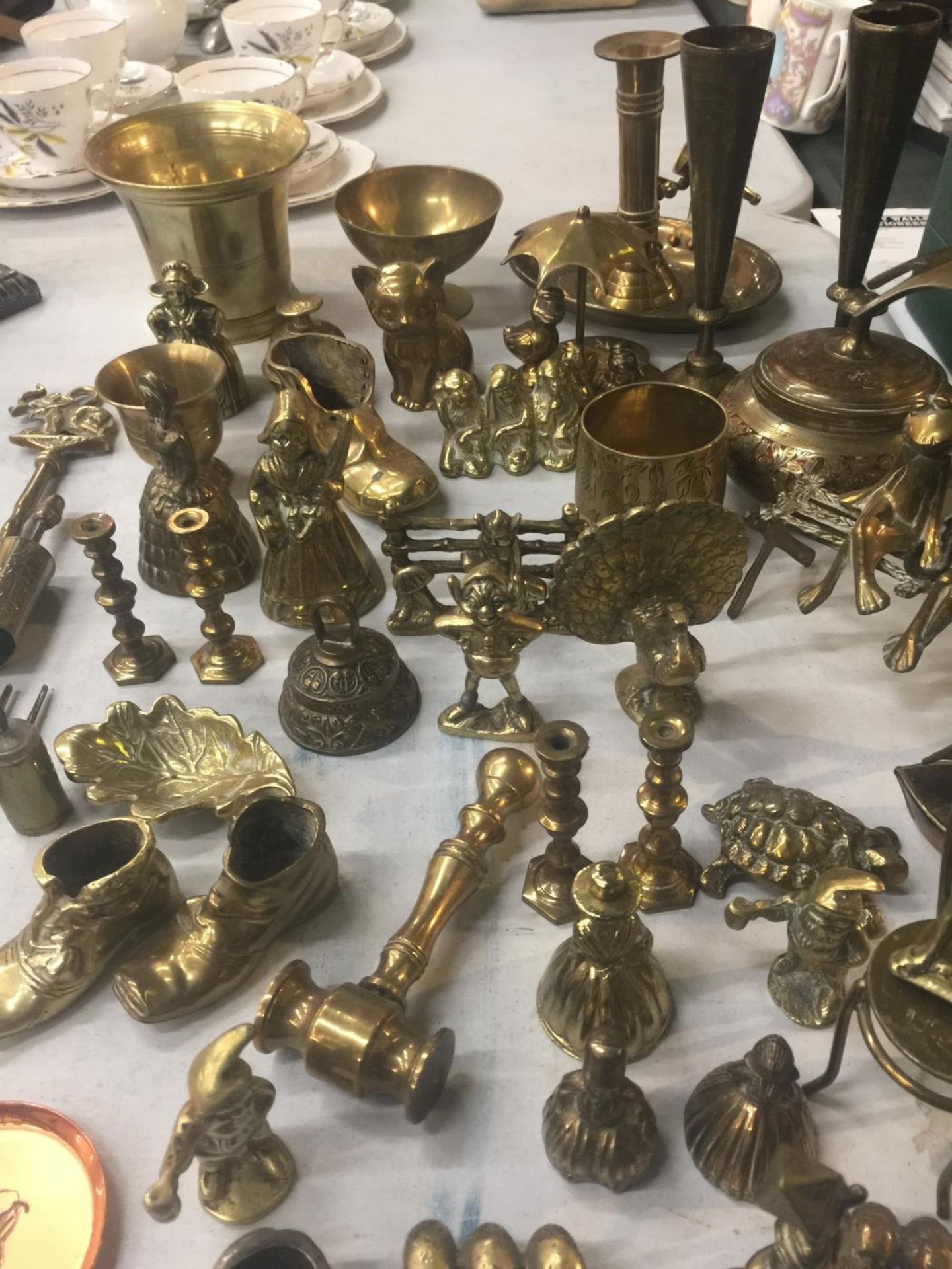 A LARGE QUANTITY OF BRASSWARE TO INCLUDE FIGURES, BELLS, BOWLS, CANDLESTICKS, ETC - Image 2 of 3