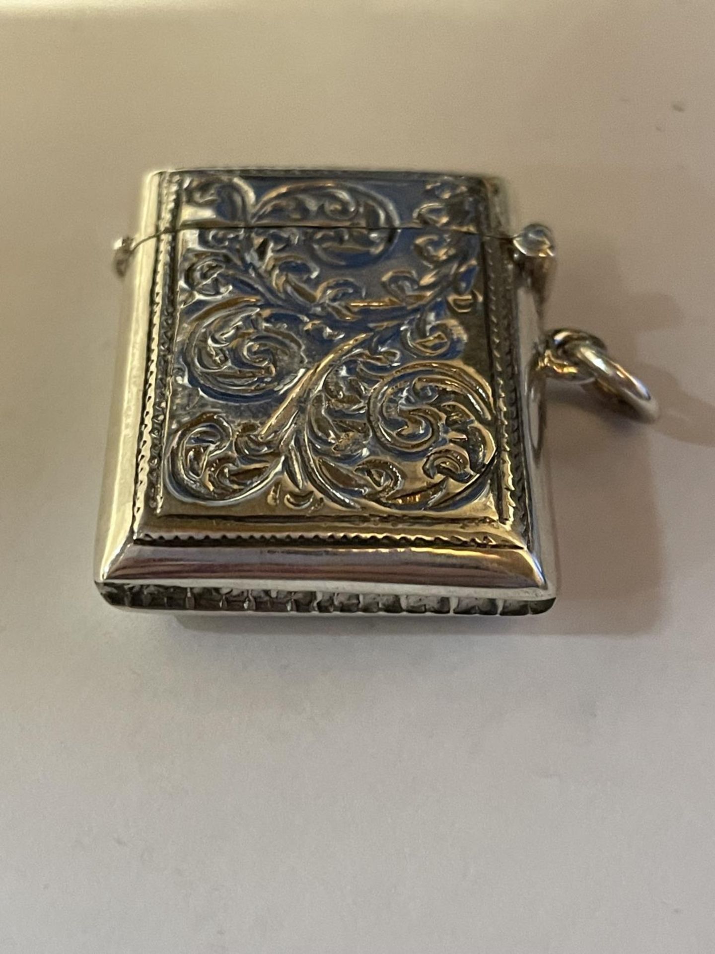 AN ORNATE SILVER VESTA CASE - Image 3 of 4