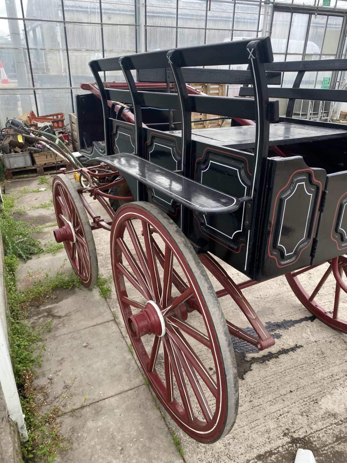 A FOUR WHEELED HORSE DRAWN KENT CARRIAGE IN EXCELLENT CONDITION - BODY 4'9" WIDE 6'8" LONG, SHAFTS - Image 4 of 9