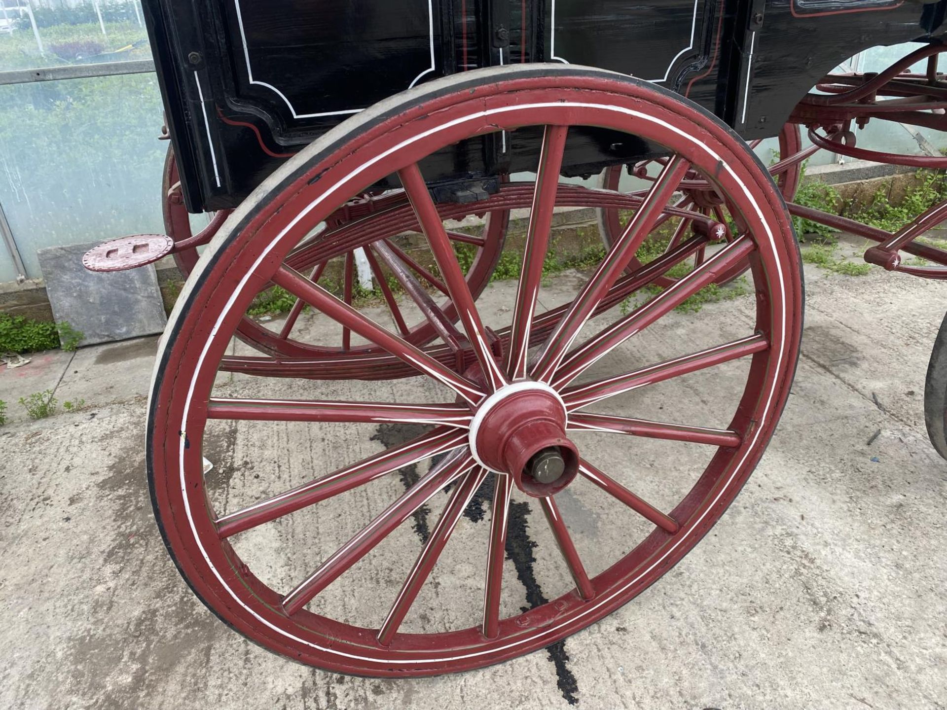 A FOUR WHEELED HORSE DRAWN KENT CARRIAGE IN EXCELLENT CONDITION - BODY 4'9" WIDE 6'8" LONG, SHAFTS - Image 6 of 9