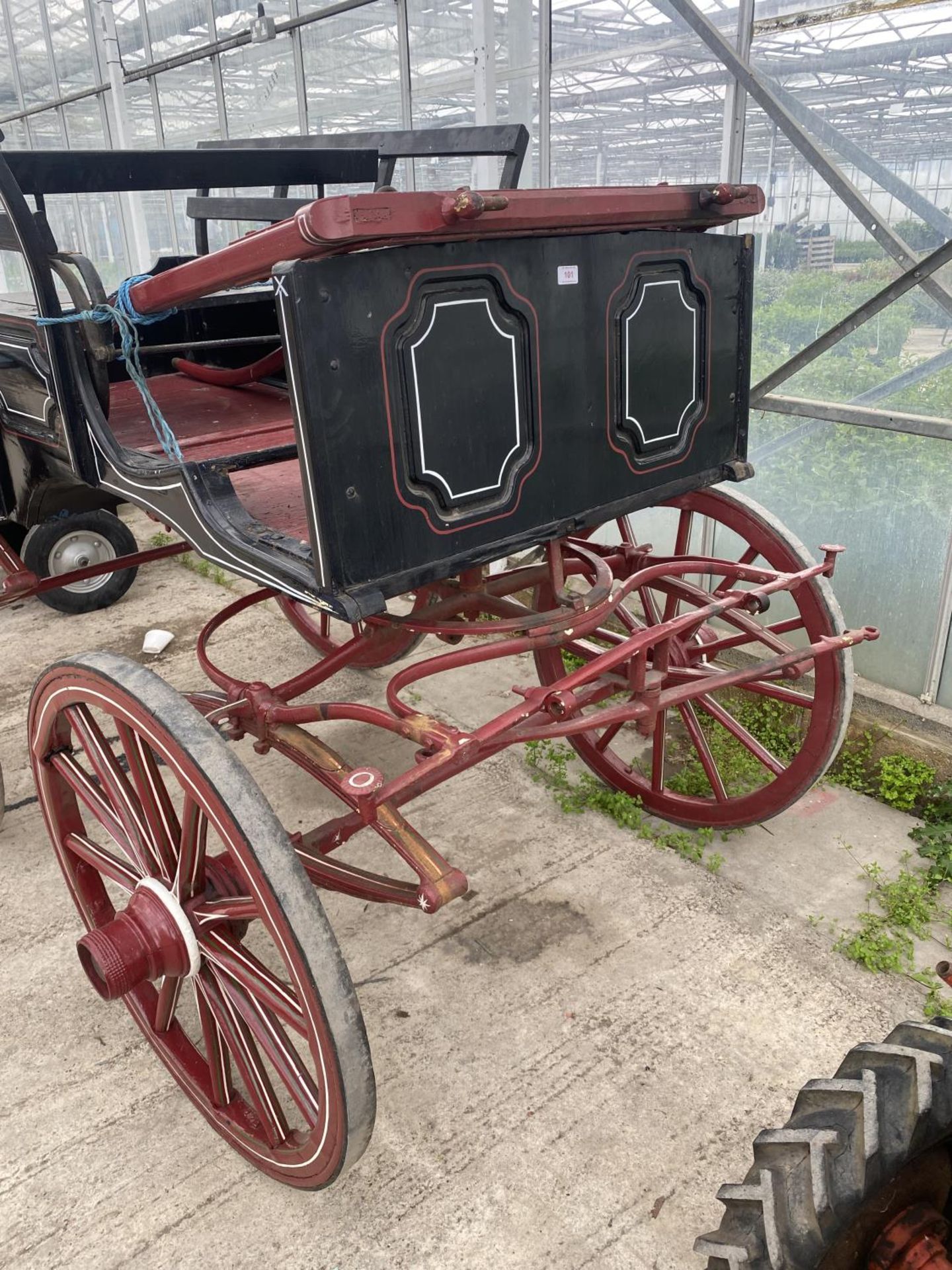 A FOUR WHEELED HORSE DRAWN KENT CARRIAGE IN EXCELLENT CONDITION - BODY 4'9" WIDE 6'8" LONG, SHAFTS - Image 8 of 9