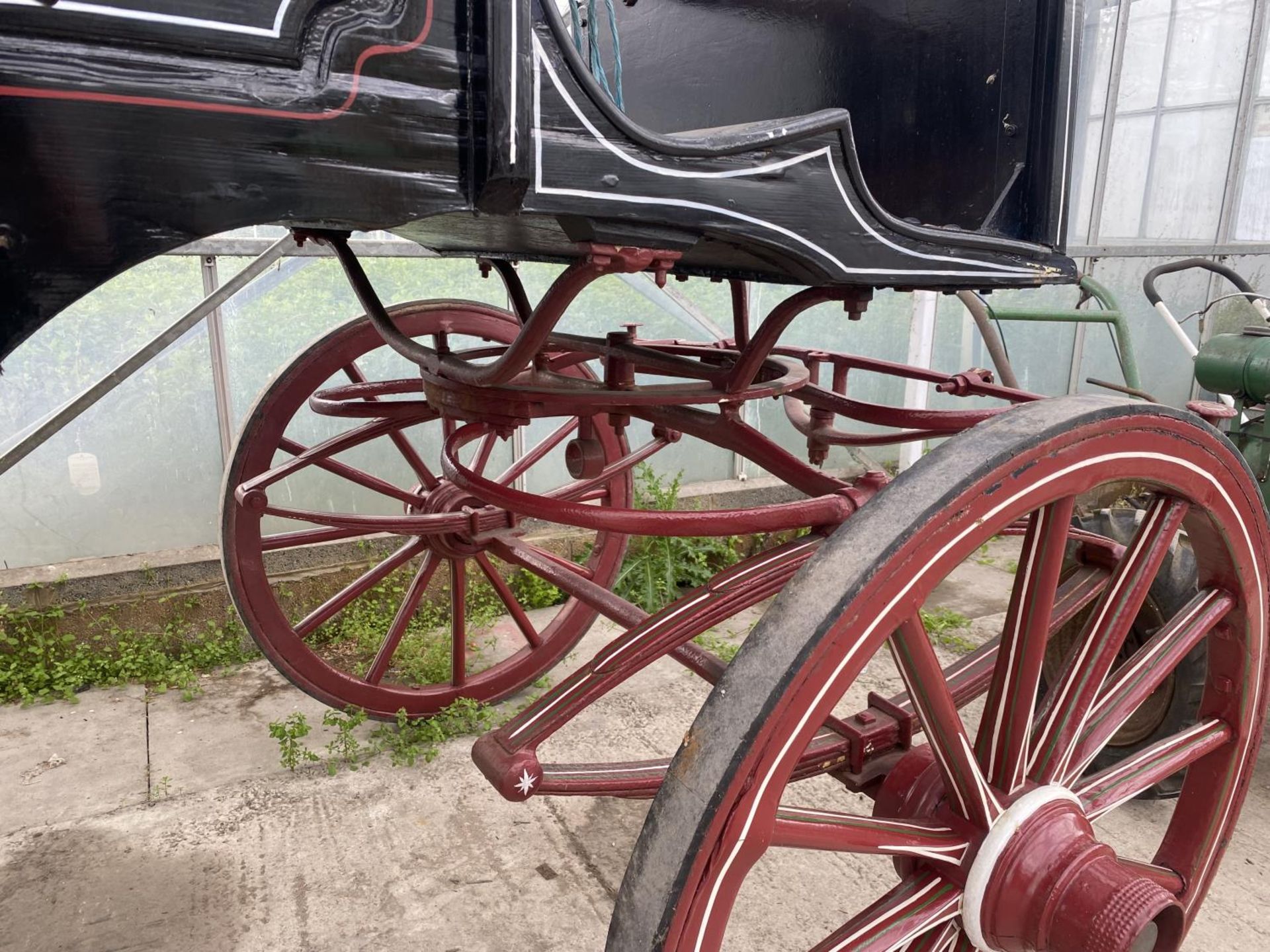 A FOUR WHEELED HORSE DRAWN KENT CARRIAGE IN EXCELLENT CONDITION - BODY 4'9" WIDE 6'8" LONG, SHAFTS - Image 7 of 9