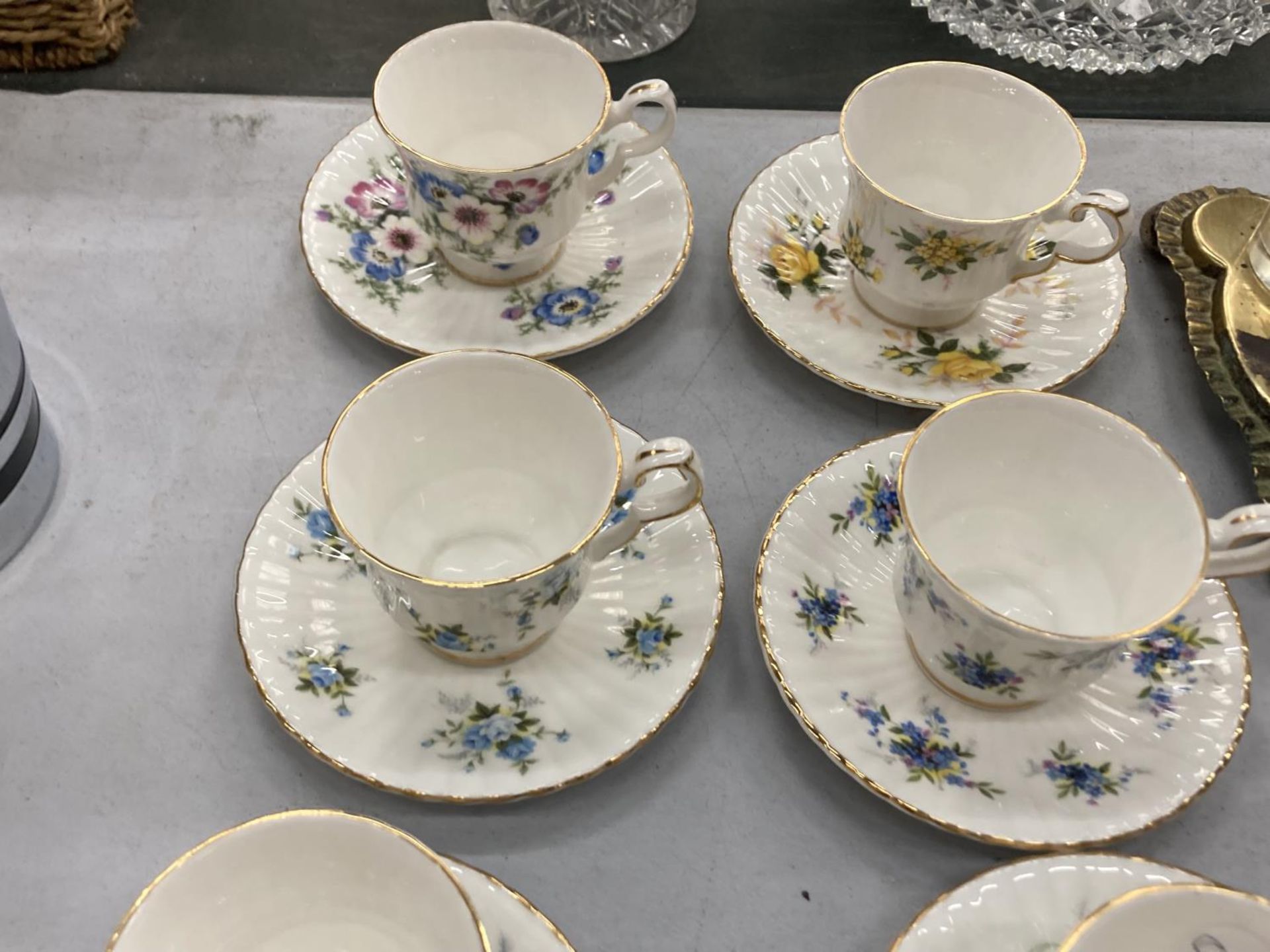 A COLLECTION OF ROYAL WINDOR CUPS AND SAUCERS AND 12 DECORATIVE NAPKIN RINGS - Image 2 of 6