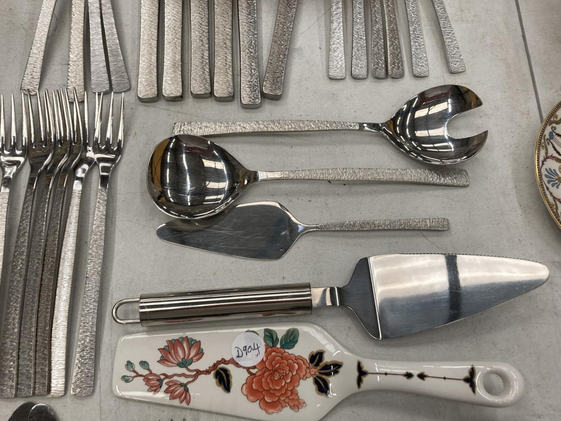 A QUANTITY OF FLATWARE TO INCLUDE KNIVES, FORKS, SPOONS, SERVERS, ETC - Image 3 of 4