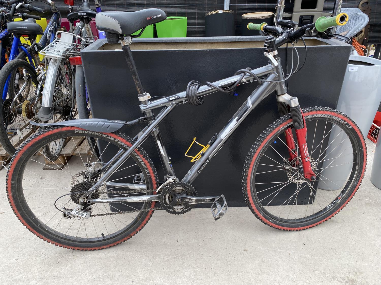 A GENTS GT AGGRESSOR MOUNTAIN BIKE WITH FRONT SUSPENSION AND 24 SPEED GEAR SYSTEM